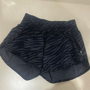 Lululemon Tracker 4” Shorts Black Tiger Stripe